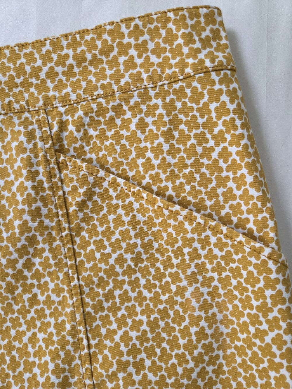 Boden Yellow Floral printed skirt sz 10 Preppy Classic Structured